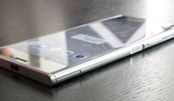 Sony Xperia XZ Premium стоит как Samsung S8