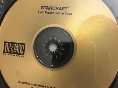 Blizzard забросала фаната подарками за возврат диска со StarCraft