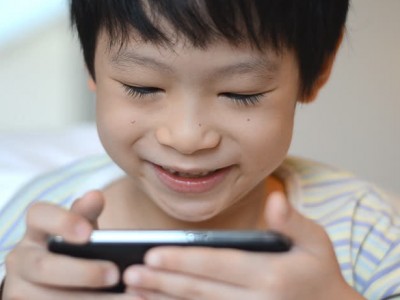 Сделано в Китае #76: почему детям запрещают мобильные игры, афера по-китайски и другие новости